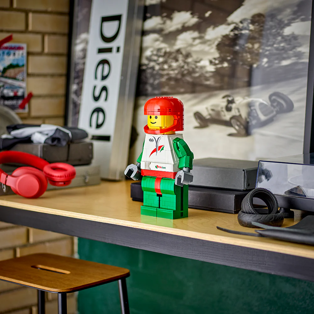 Minifigura Gigante de Piloto de Carreras - Imagen 7