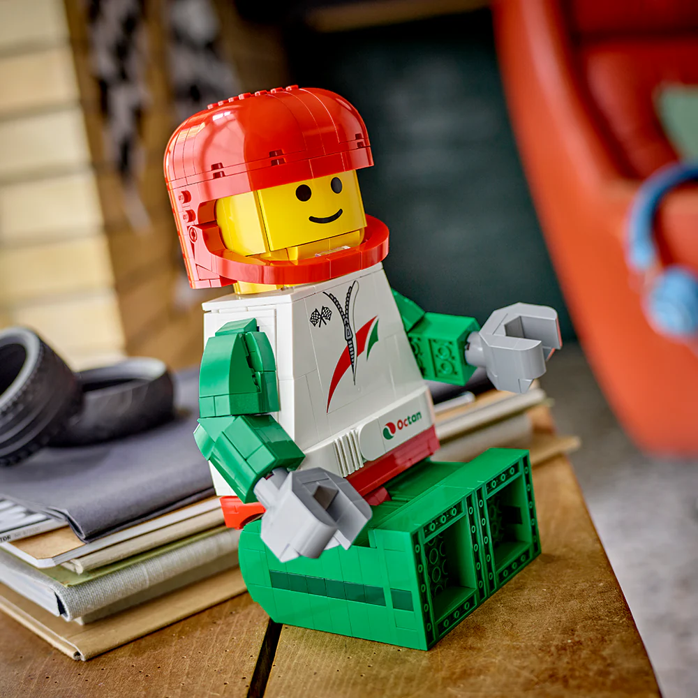 Minifigura Gigante de Piloto de Carreras - Imagen 6