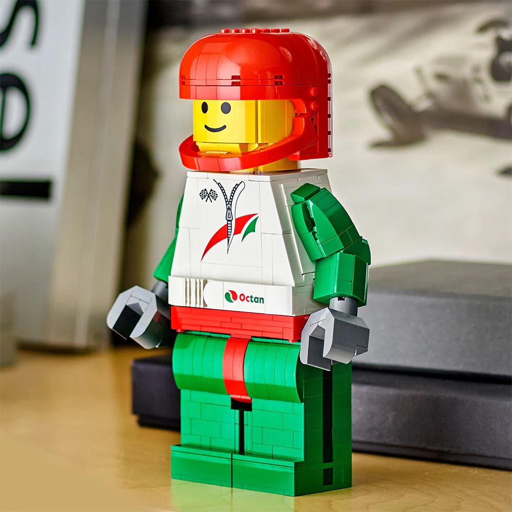 Minifigura Gigante de Piloto de Carreras